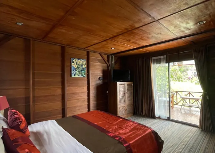 فيلة Woody House *